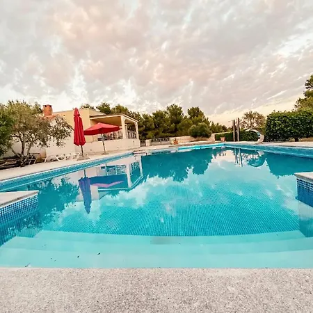 Auf Der Insel Vir, 2 Pools, Sehr Privat, Ideal Fuer Familien Vir